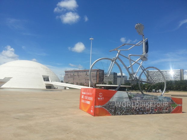 A organização do World Bike Tour montou estrutura em frente ao Museu Nacional da República para celebrar a primeira edição do movimento na capital do país. O evento ocorre no dia 20 de abril, na véspera do aniversário de Brasília. São 4,5 mil vagas. O val (Foto: Raquel Morais/G1)