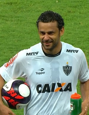 Fred leva a bola do jogo por marcar três gols (Foto: Reprodução/ TV Globo Minas)