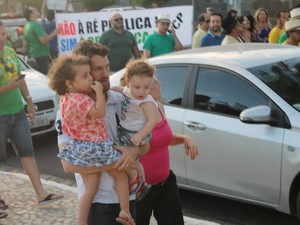 Famlias participaram da manifestao em Petrolina (Foto: Taisa Alencar / G1)