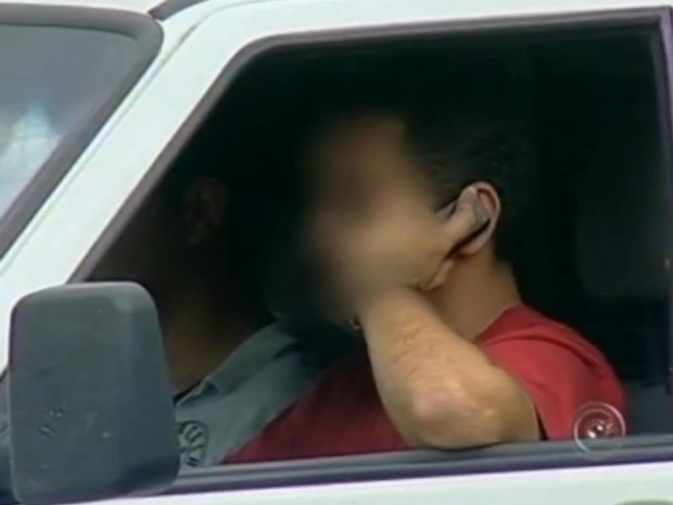 Motorista é flagrado falando no celular e sem o cinto de segurança, flagrantes comuns do dia a dia (Foto: Reprodução/TV TEM)