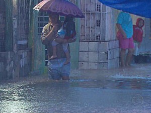 Chuva cai desde a noite da quarta-feira no Grande Recife (Foto: Reprodução/TV Globo)