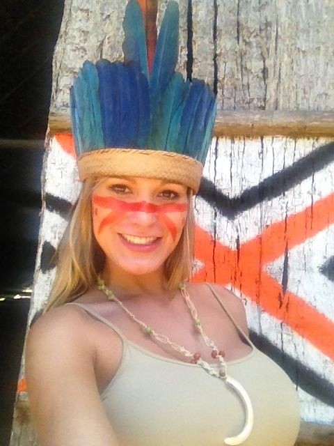 Andressa Urach tem rosto pintado por tribo indígena (Foto: Divulgação / CO Assesoria)