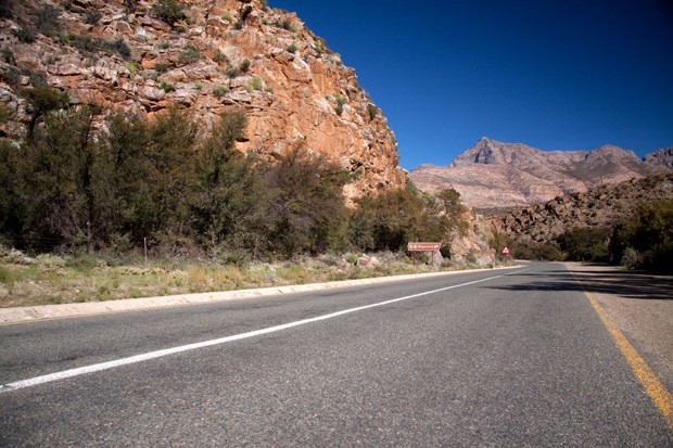 Road between mountains (Foto: Getty Images/iStockphoto)