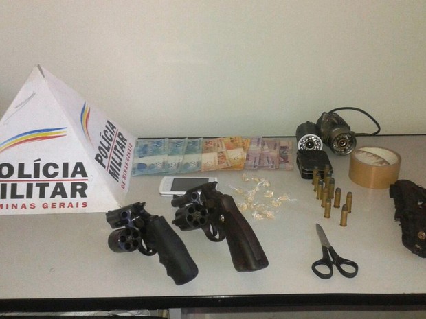 Parte dos materias apreendidos pela PM (Foto: Divulgação / Polícia Militar)