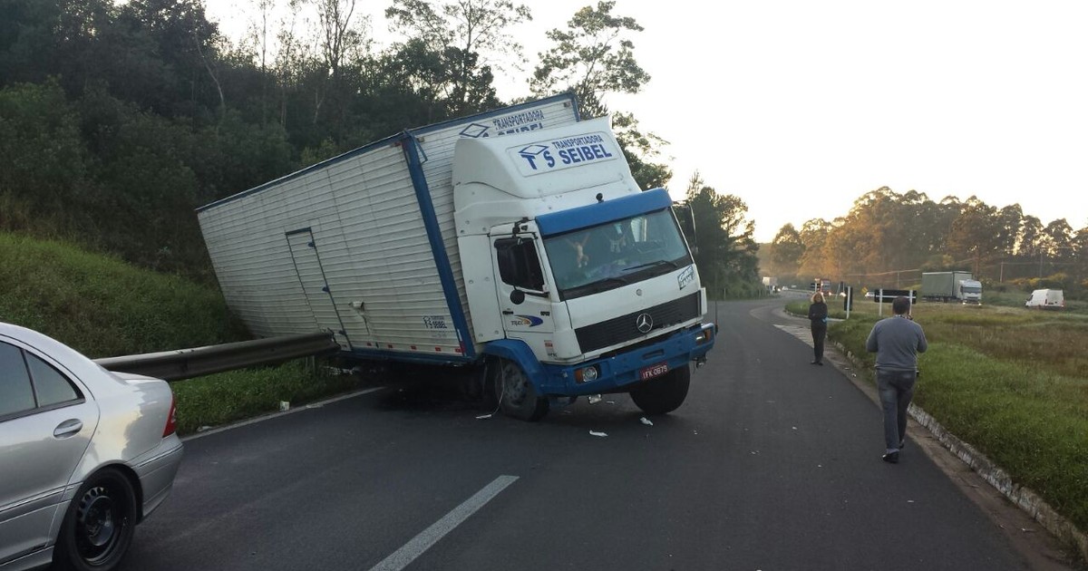 G Caminh O Sai Da Pista E Fica Atravessado Na Br No Rs