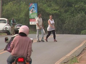 Em Itapetininga, casal atravessa pouco antes de motocicleta passar (Foto: Reprodução/ TV TEM)