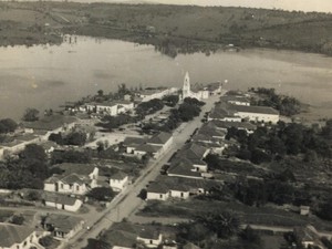 Foto mostra Guapé sendo tomada pelas águas do reservatório de Furnas (Foto: Arquivo Prefeitura Municipal de Guapé)