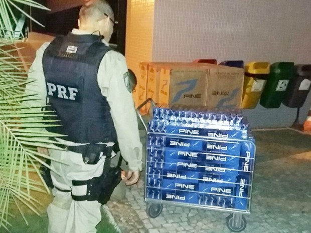 Caixas de cigarros apreendidas foram levadas para a sede da Polícia Federal, em Natal (Foto: PRF/Divulgação)