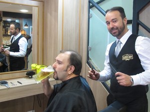 Salões masculinos oferecem chopes de cortesia a clientes (Foto: Marcelo Elizardo/ G1)