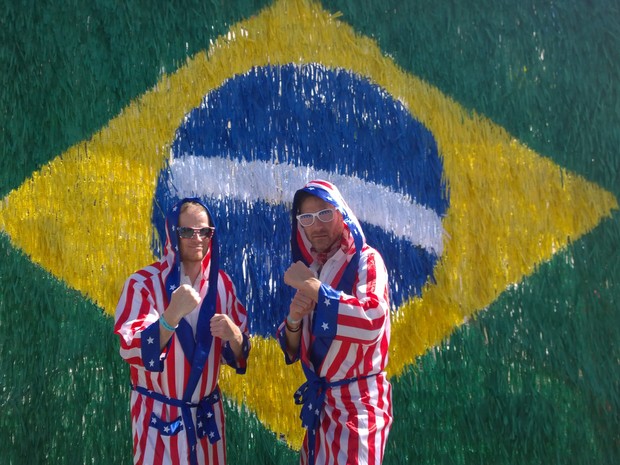 Americanos fazem pose em frente à bandeira do Brasil no Pelourinho em Salvador (Foto: Yuri Girardi / G1)