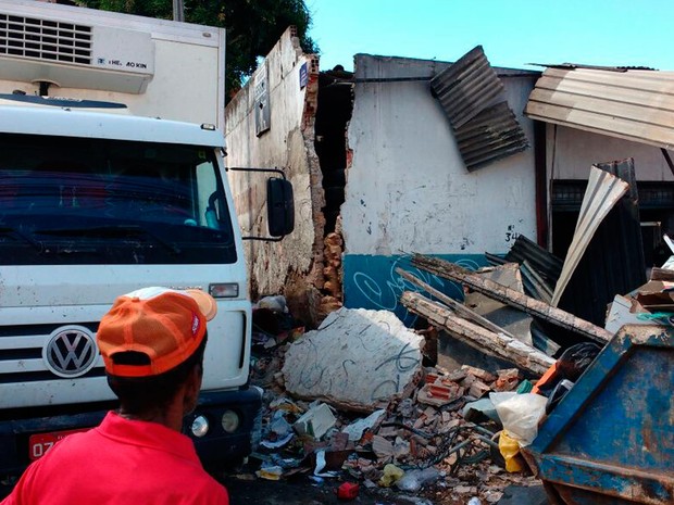 Caminhão desgovernado atinge imóvel na Avenida San Martin (Foto: Robel Sousa/TV Bahia)