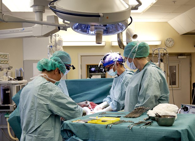 Imagem de abril de 2012 mostra testes realizados por pesquisadores da Universidade de Gotemburgo antes das cirurgias com nove mulheres, realizadas em 2013 (Foto: University of Goteborg/Johan Wingborg/AP)