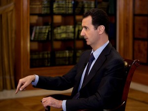 O presidente da Síria, Bashar al-Assad, durante entrevista à TV libanesa (Foto: AP)