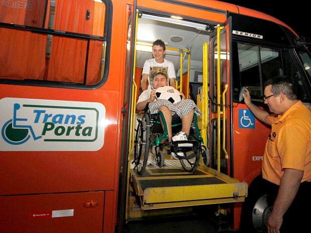 Torcedores com dificuldade de locomoção serão transportados para jogos da Copa em Manaus (Foto: Marinho Ramos/Semcom)