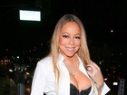 Mariah Carey usa decote e acaba mostrando demais