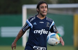 Com Valdivia e Cristaldo, Oswaldo esboça time para estreia no Brasileiro