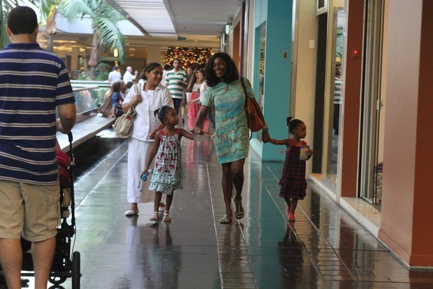 Glória Maria leva as filhas para o shopping (Foto: Daniel Delmiro / AgNews)