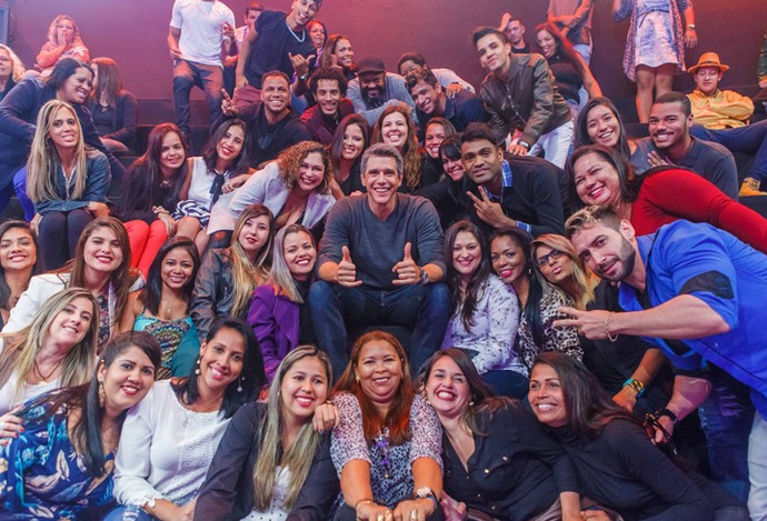 Marcio Garcia se diverte com a plateia do 'Tamanho Família' (Foto: Arthur Meninea/ TV Globo)