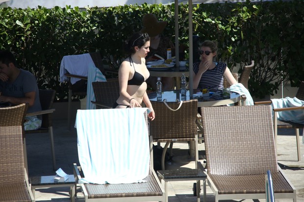 Meninas do Fifth Harmony curtem tarde em piscina  (Foto: Henrique Oliveira e Gabriel Reis/AgNews)