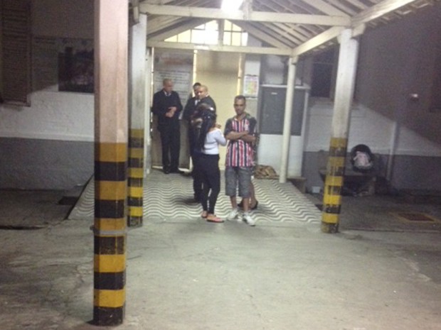 Três seguranças escoltam a porta de entrada do pronto-socorro do Jaçanã  (Foto: Lívia Machado/G1)