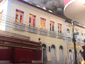 Incêndio consome prédio da Seplan em São Luís (MA) (Foto: Regina Souza / TV Mirante)
