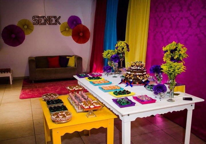 A decoração da festa estava toda colorida e o tema da festa era festa fantasia. (Foto: Fabiane Borges/Arquivo Pessoal)