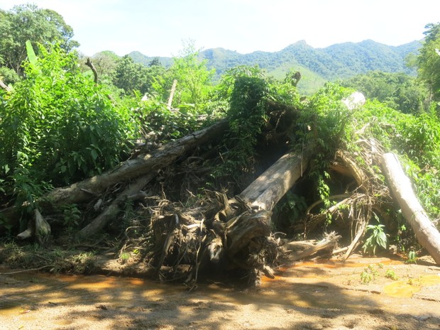 Pedras deslizaram durante enchente e mataram família em Itaóca (Foto: Mariane Rossi / G1)