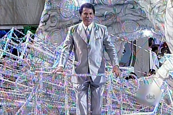 Silvio Santos procura terno usado no Carnaval de 2001 (Foto: Reprodução/SBT)