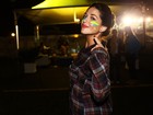 Priscila Sol pinta o rosto em festival de música