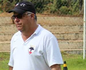 Josué Teixeira, treinador do River-PI (Foto: Abdias Bideh/GloboEsporte.com)