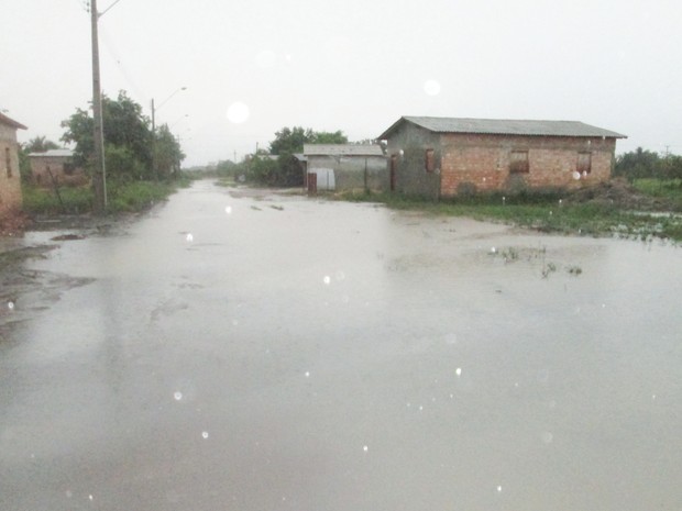 G1 Internauta registra bairros alagados após chuva forte em Caracaraí