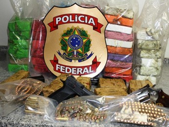 Homem estava com 51 kg de droga e 500 munições de calibres diversos. (Foto: Polícia Federal/Divulgação)