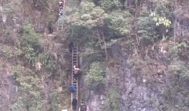 Crianças enfrentam 'escalada' de 70 metros para chegar a escola na China (Foto: BBC)
