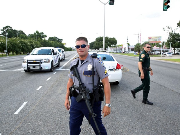 Policiais bloquearam rua em Baton Rouge, na Louisiana, após tiroteio (Foto: Joe Penney/ Reuters)