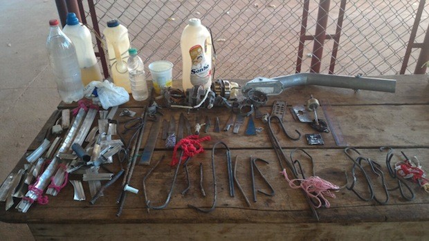 Armas artesanais, drogas e outros objetos também foram capturados na ação (Foto: Reprodução/Polícia Militar)