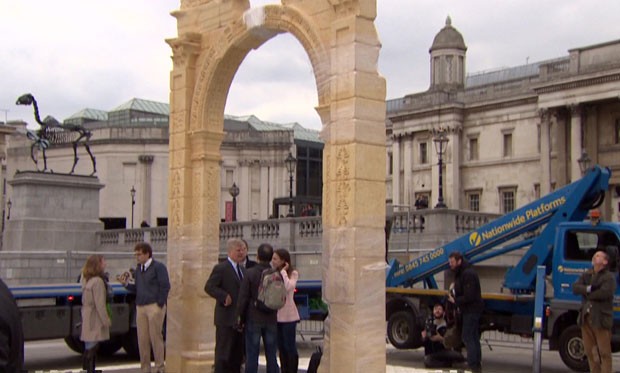 Londres inaugura réplica de monumento sírio destruído pelo EI (Foto: Reprodução/BBC)