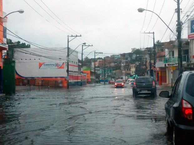 Avenida San Martin, em Salvador, ficou alagada por causa da chuva (Foto: Lilian Marques/G1)
