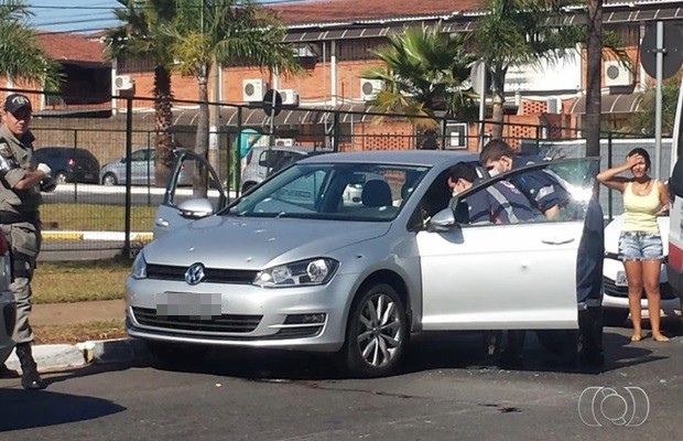 G1 Homem é Socorrido Após Ter Carro Atingido Por Mais De 20 Tiros Em