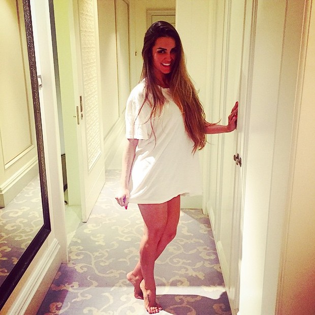 Carol Muniz posa com camisa branca em hotel em Istambul, na Turquia (Foto: Instagram/ Reprodução)