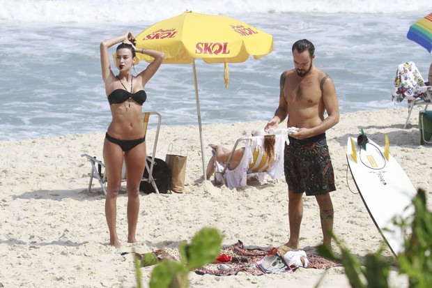 Thaila Ayala e Paulo Vilhena na Prainha, no Rio (Foto: Dilson Silva / AgNews)