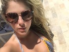 Bárbara Evans exibe curvas em selfie de biquíni e reclama de chuva no Rio