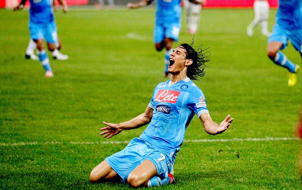 Cavani comemora gol do Napoli contra o Juventus (Foto: Reuters)