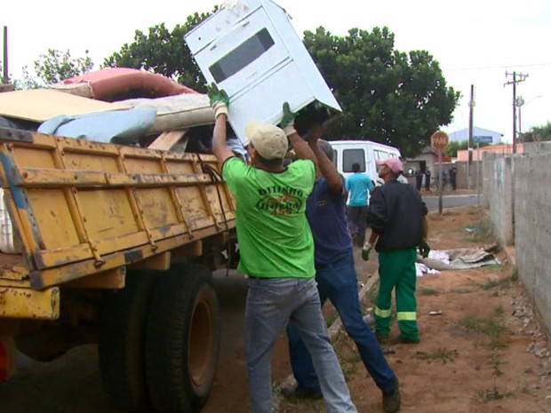 Objetos dos ocupantes das casas foram retirados e levados para aterro de Aguaí (Foto: Éder Ribeiro/EPTV)