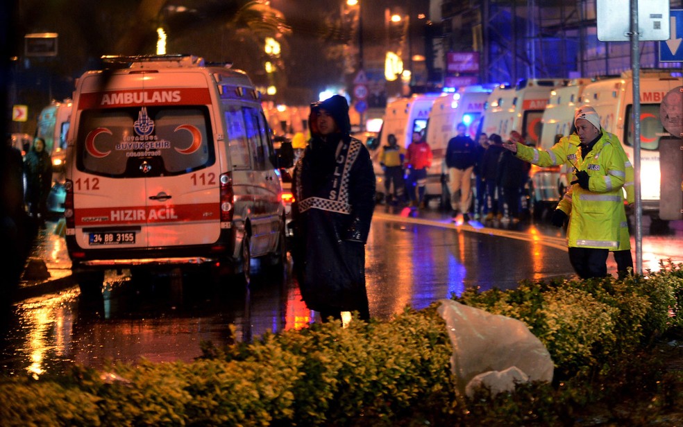 Médicos e oficiais de segurança são vistos do lado de fora do Reina, após ataque na madrugada de ano novo, em Istambul (Foto: IHA via AP)