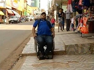 O músico Geová Rodrigues, cadeirante há 6 anos, enfrenta dificuldades para transitar pelas ruas de Parauapebas (Foto: Reprodução / TV Liberal)