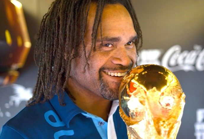 Karembeu com a ta&ccedil;a da Copa, Tour da copa (Foto: Ted Craig / Coca-Cola)