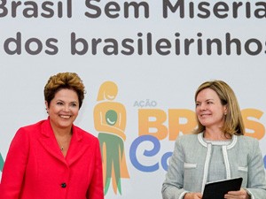 A presidente Dilma Rousseff ao lado da ministra Gleisi 
Hoffmann durante lançamento do programa Brasil Carinhoso (Foto: Roberto 
Stuckert / PR)