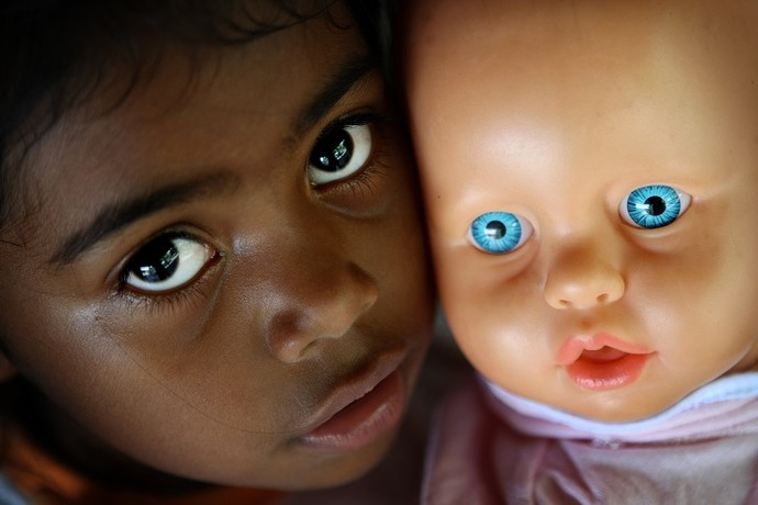 Menina brinca com boneca em Paragominas, no Pará (2009) (Foto: Marcia Foletto)