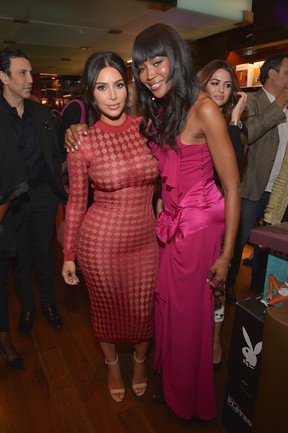 Kim Kardashian e Naomi Campbell em evento em Los Angeles, nos Estados Unidos (Foto: Charley Gallay/ Getty Images/ AFP)
