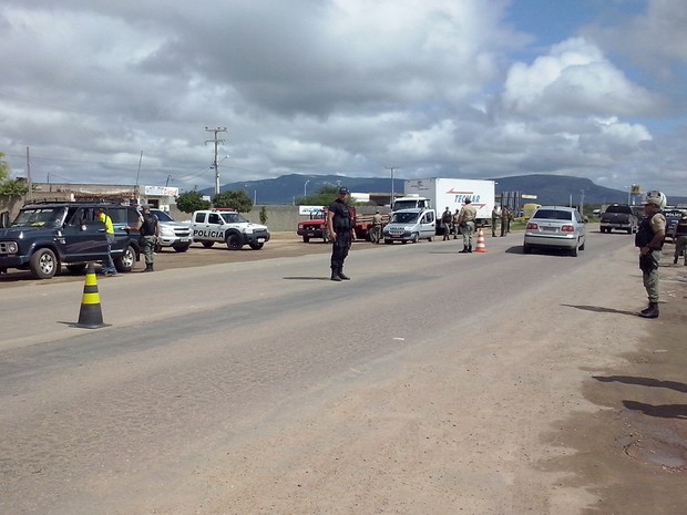 Operação teve como alvos tráfico de entorpecentes, porte ilegal de armas de fogo, roubo e furto. (Foto: Divulgação/ Polícia Militar)